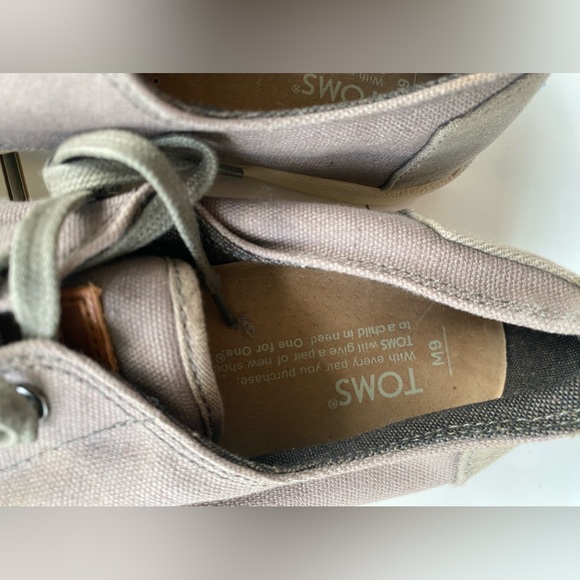 🎅🏼 Brand new TOMS men’s sneakers size 9 - Picture 2 of 3